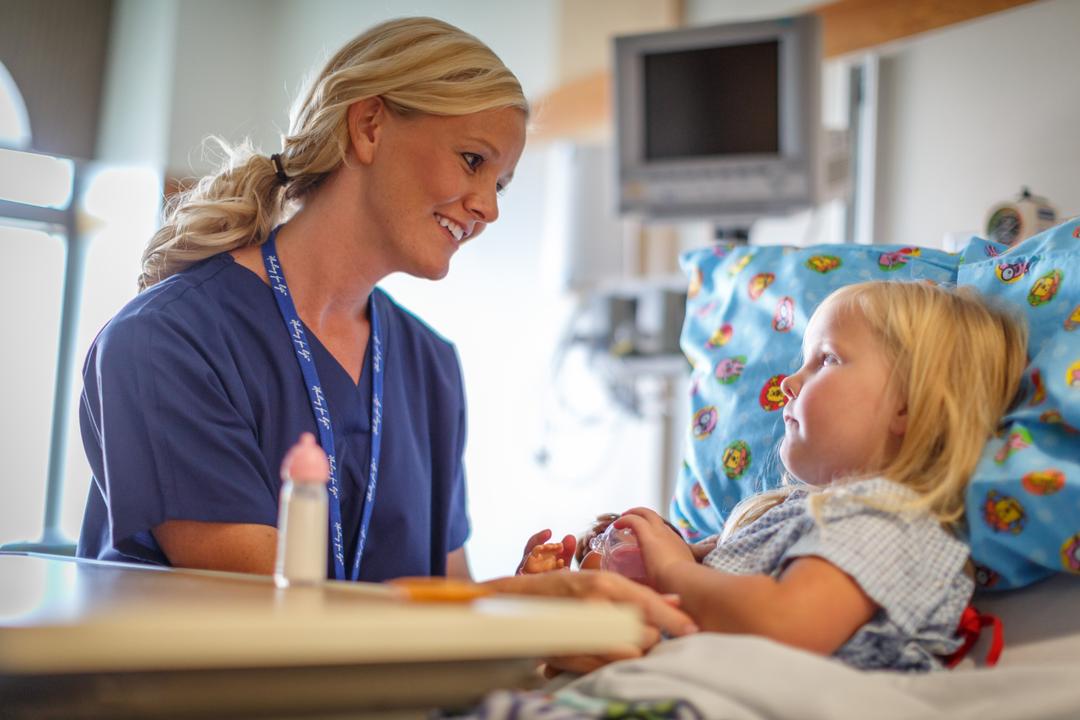 Nurse_and_child_L5A1021