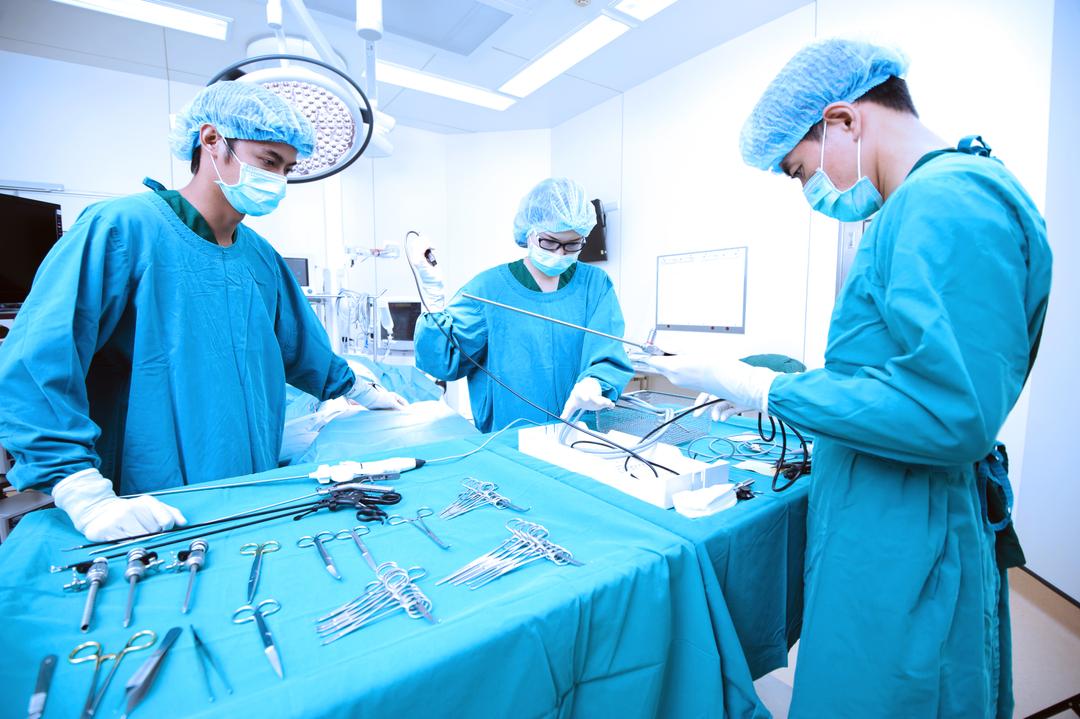 surgical techs practicing